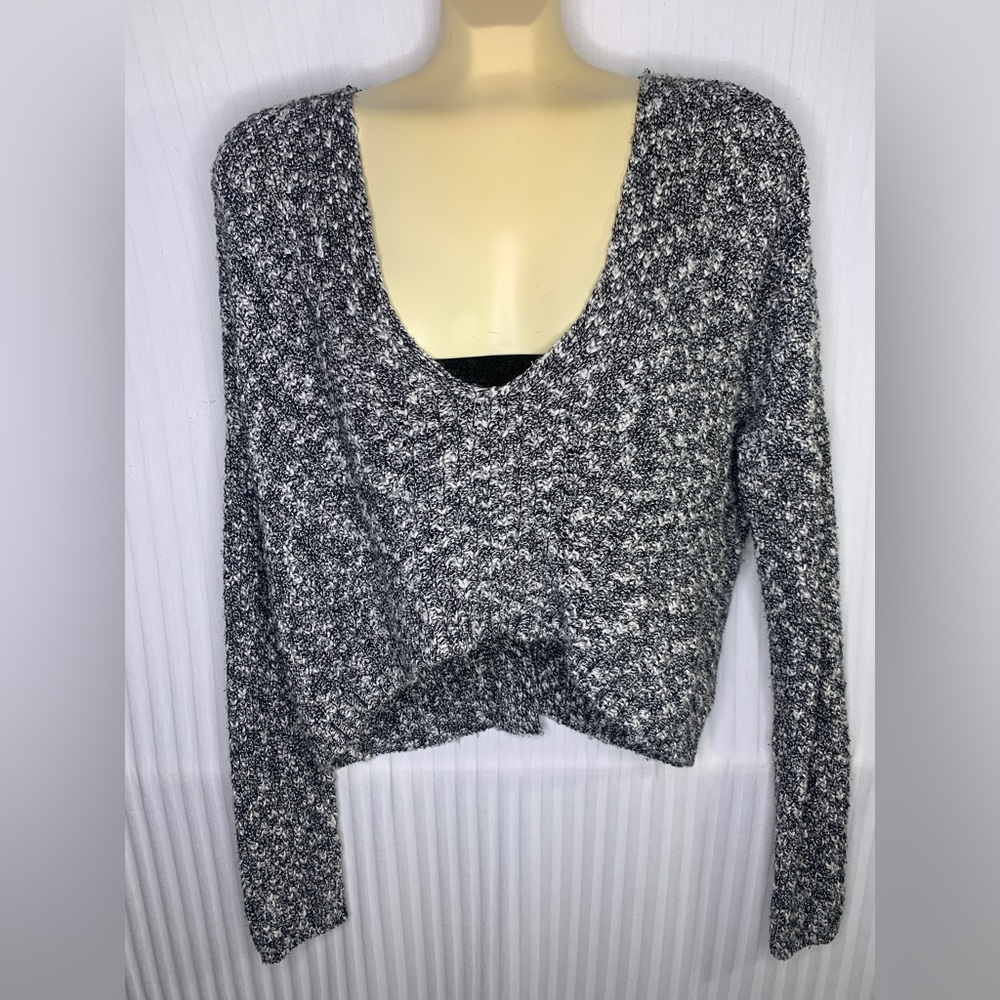 Express Cropped Sweater V-Neck Knit Black White Soft Size Small Cut Out Back